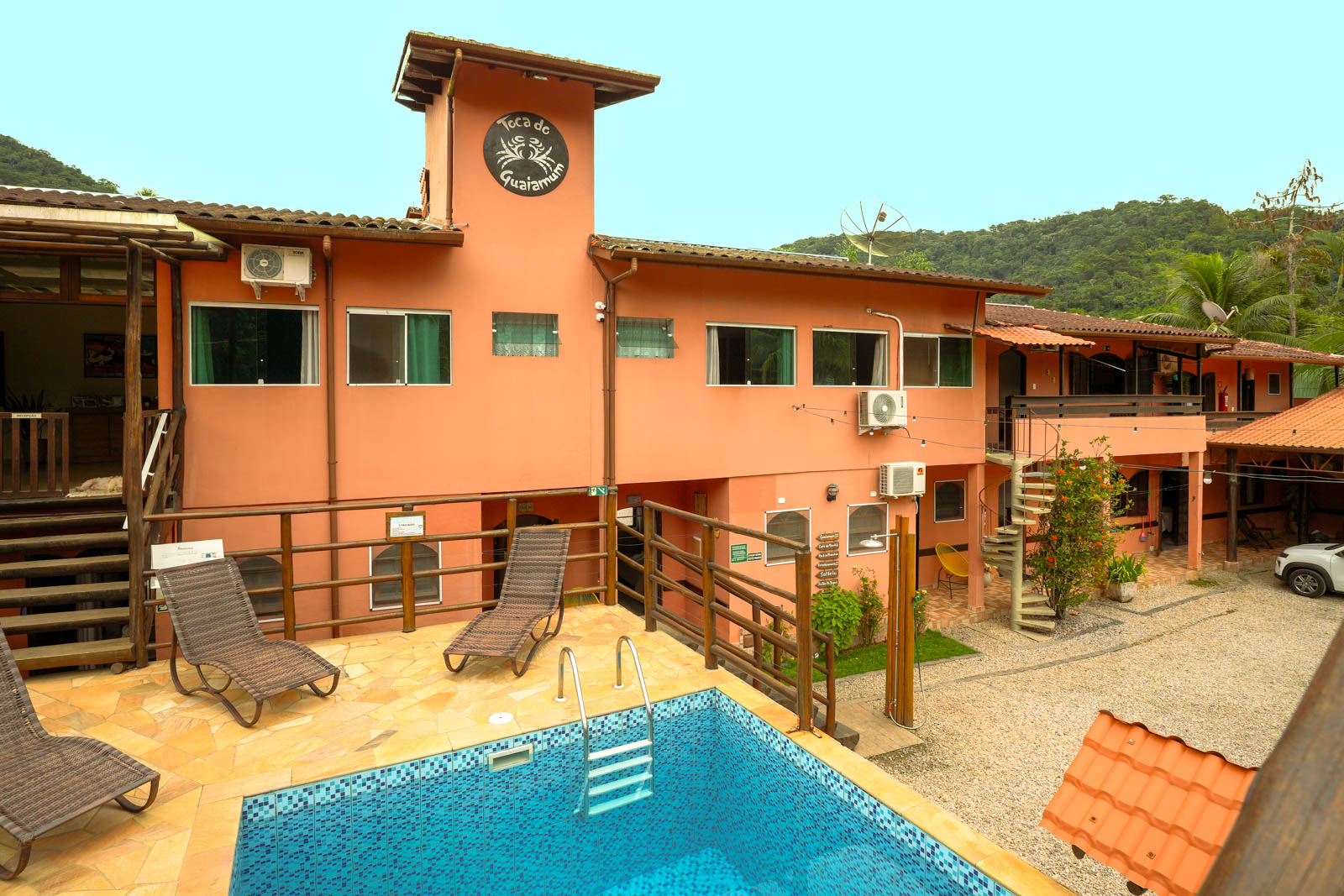 Prepare-se para uma experiência inesquecível na Velinn Pousada Toca do Guaiamum, sua hospedagem familiar em Ubatuba ideal. Localizada a poucos passos da famosa Praia de Itamambuca, um paraíso para o surf e conhecida pela beleza do encontro entre o mar e o